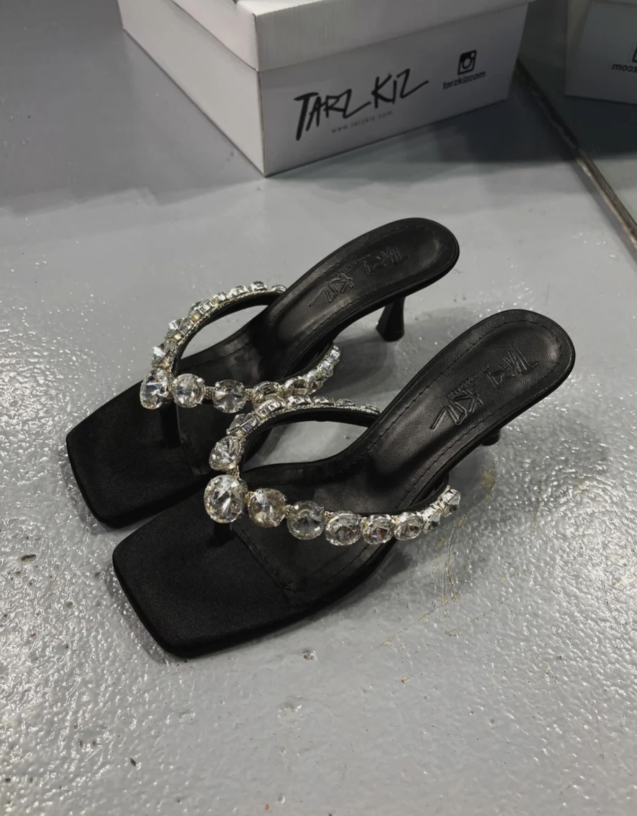 Czarne sandały na niskim obcasie wysadzane diamentami
