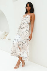 Satynowa sukienka maxi z abstrakcyjnym nadrukiem