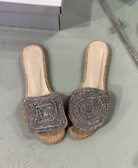 Płaskie srebrne błyszczące sandały